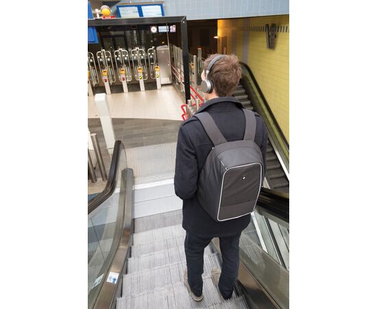 Swiss Peak AWARE™ anti-theft 15.6" laptop backpack Black - Swiss Peak P763.091