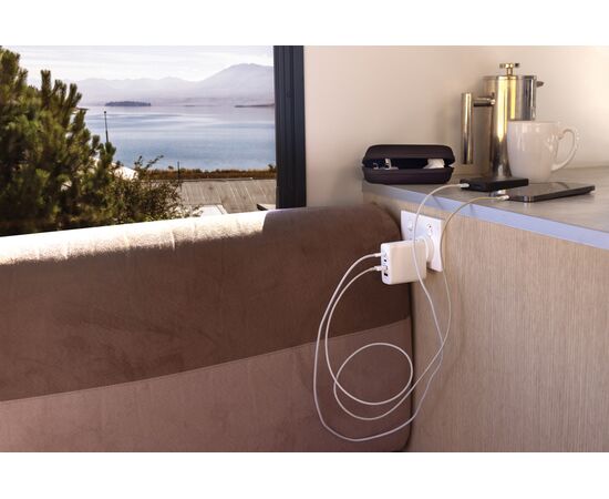 TravelCharge Pro Reiseladegerät mit USB-C aus RCS rec. ABS Weiss, Schwarz - XD Collection P821.0203