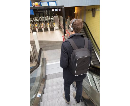 Swiss Peak anti-theft 15.6” laptop backpack Black - Swiss Peak P762.110